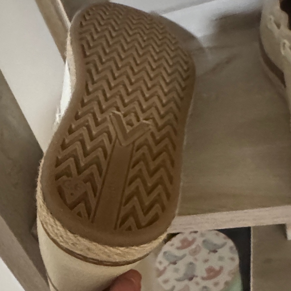 Vionic Cream Loafers - Picture 4 of 10
